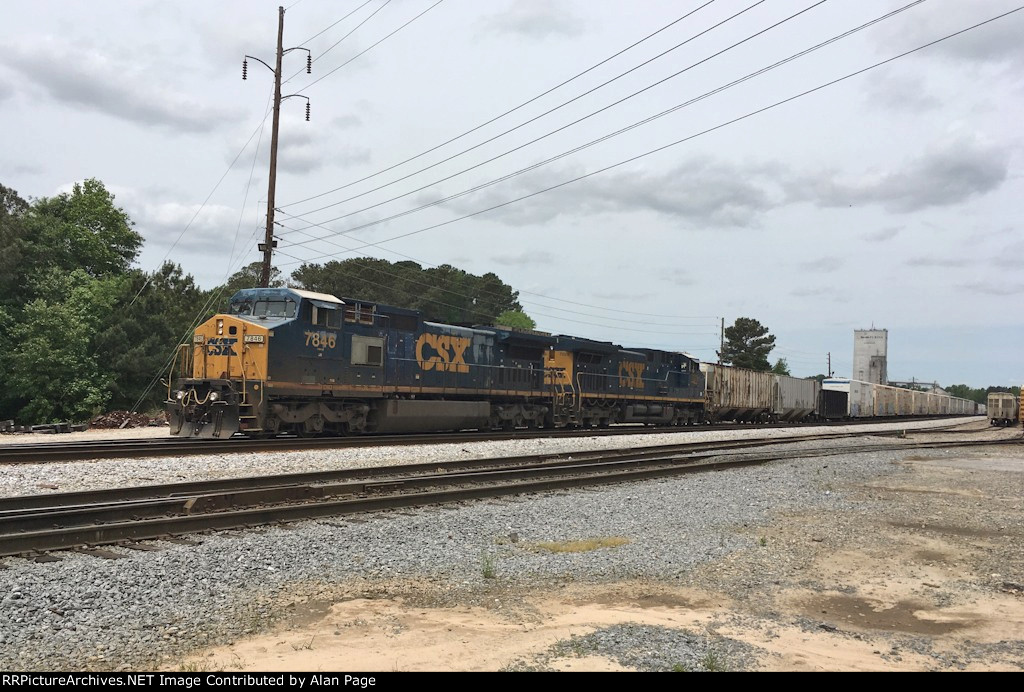 CSX 7846 and 7029 work the yard